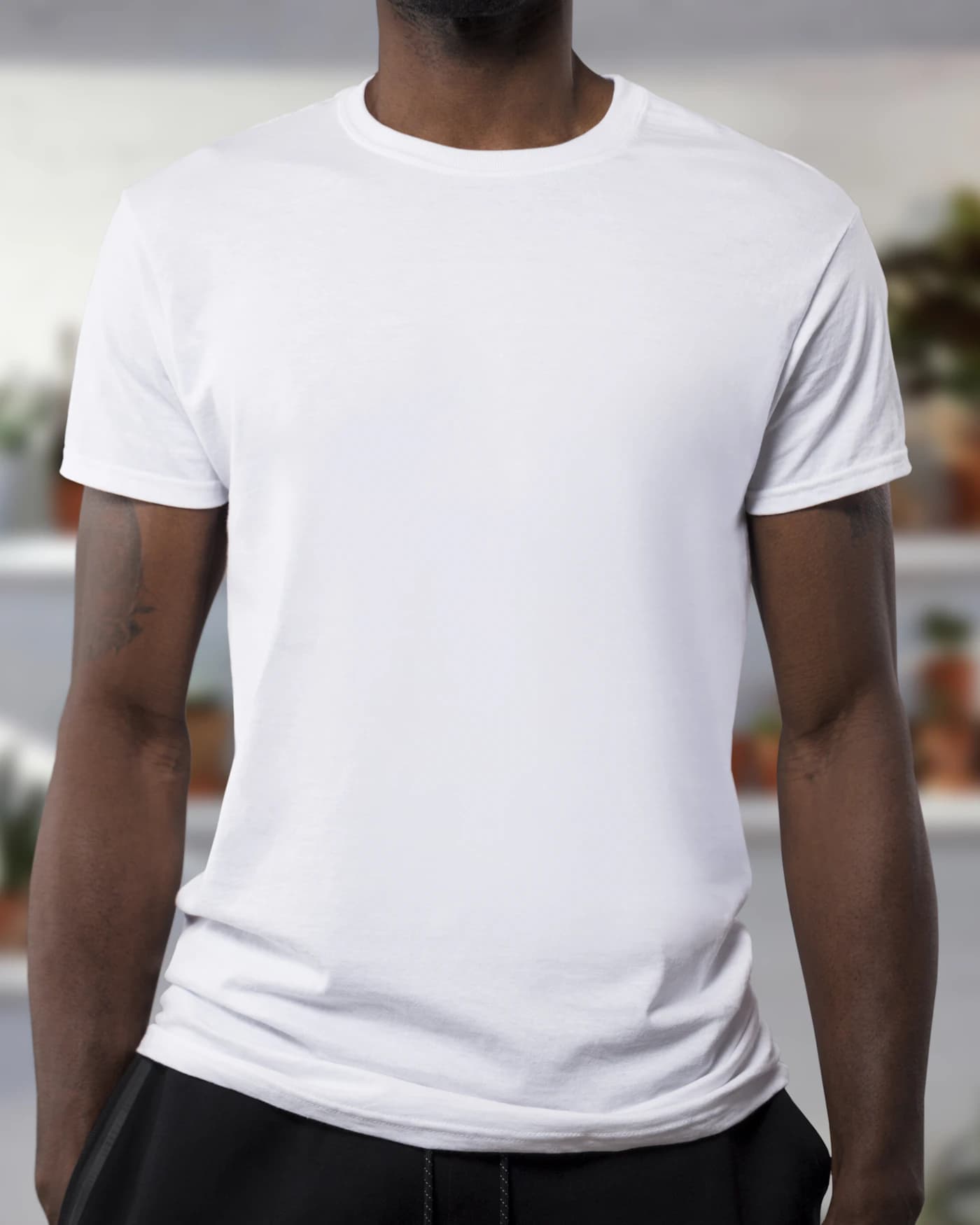 Mężczyzna w gładkim białym t-shircie na szarym tle
