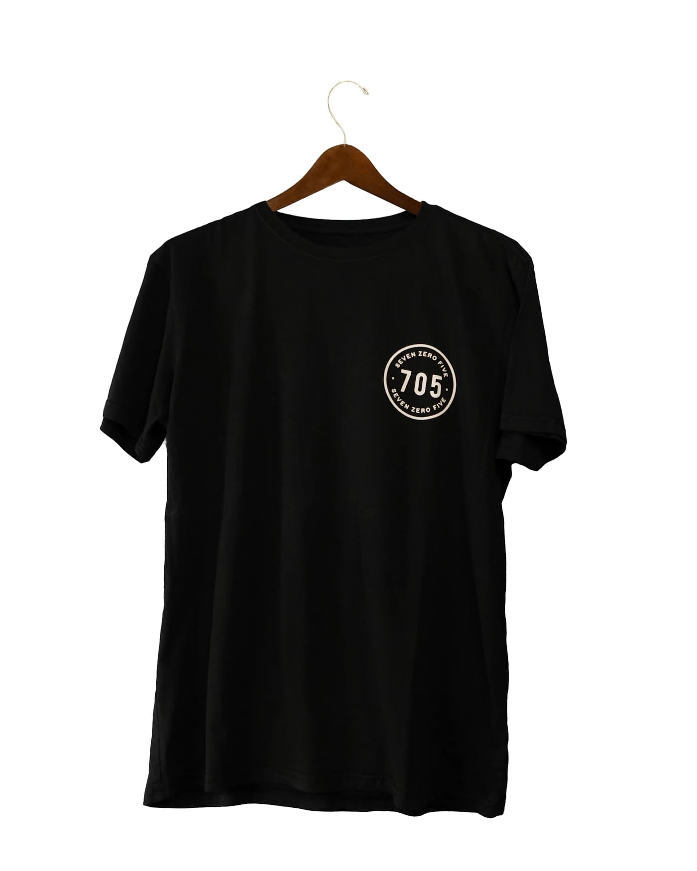 Czarny t-shirt z małym nadrukiem na piersi na wieszaku